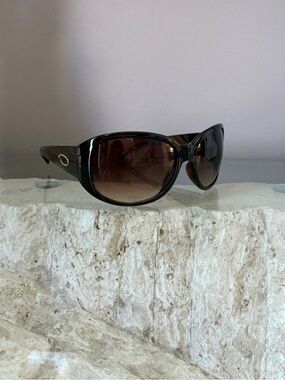 Oscar de la Renta Black Frame Sunglasses with Brown Gradient Lenses